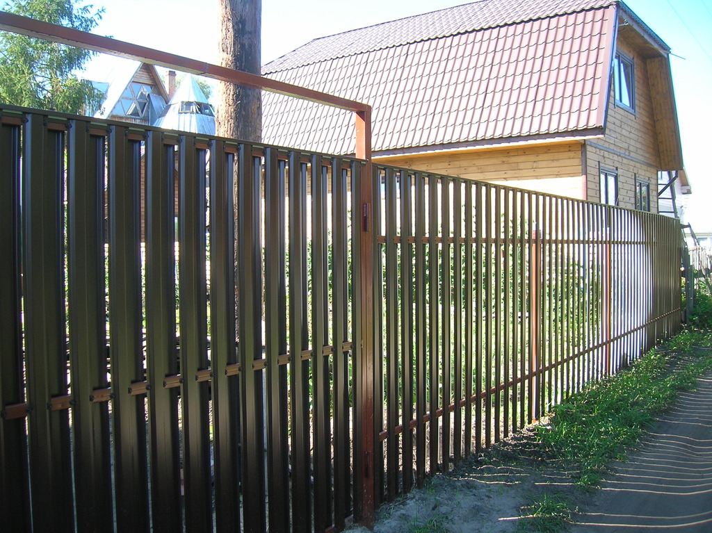 секционный забор из металлического евро-штакетника